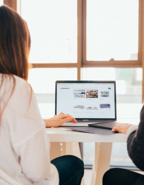 frauen-laptop-tisch-geschaeftsgespraech-beruf